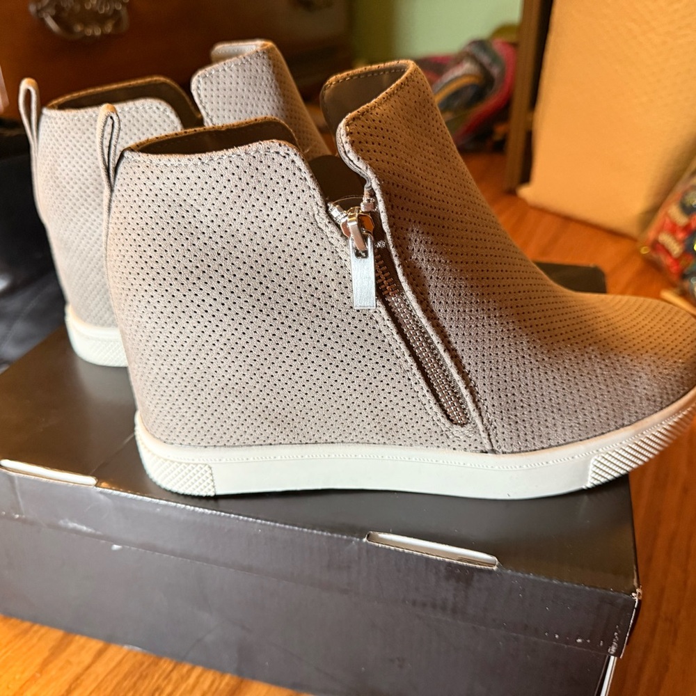 Women's Casual Perforated Wedge Sneakers - Gray